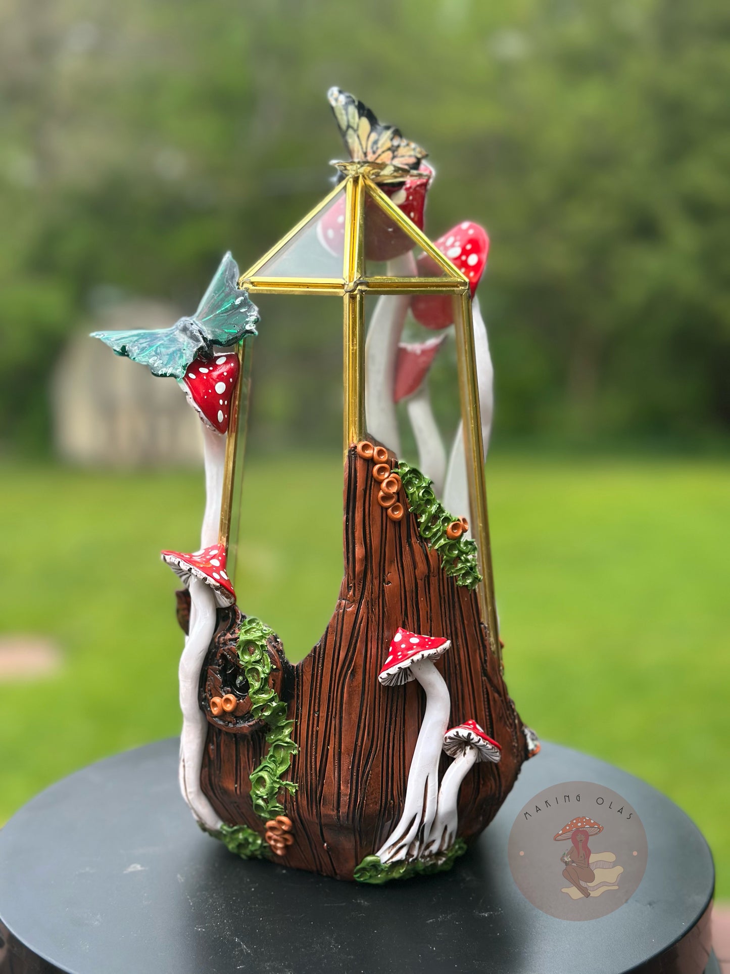 Terrarium | Brown Oak with Red Mushies and Butterflies